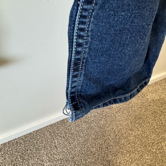 Excellent condition besides little slits on ends as pictured! Size 34x30:) - Picture 5 of 6